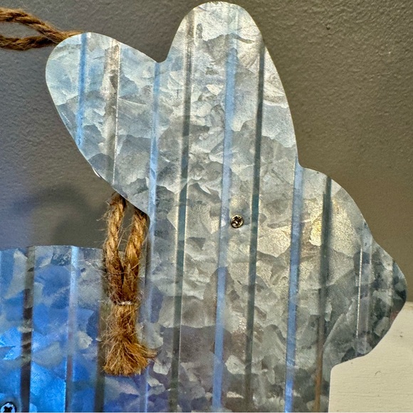 Bunny rabbit primitive style decor. Wood rabbit attached to metal tin rabbit - Picture 5 of 9